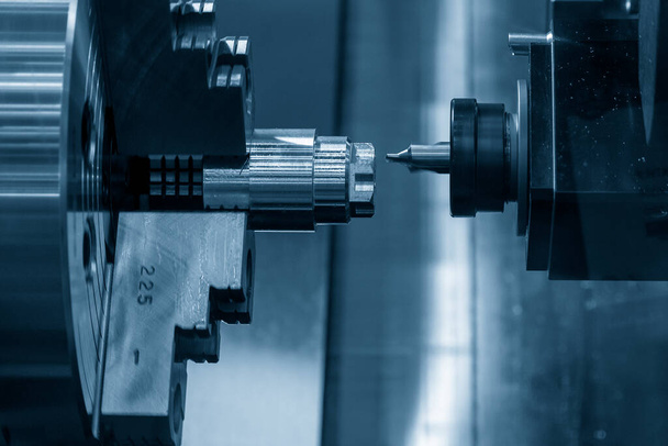 CNC dönüşümlü makine odacığı metal parçalarını kesiyor. CNC makinesinin işlediği yüksek teknolojili metal. . - Fotoğraf, Görsel