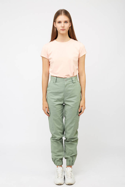 girl in beige cargo pants and t-shirt - Foto, immagini