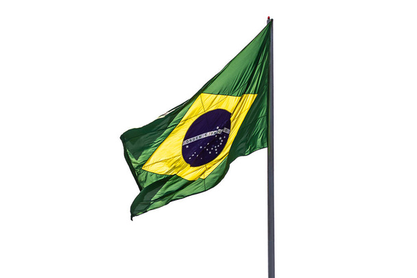 Brazylijska flaga. Brazylijska flaga machająca na wietrze z białym tłem. - Zdjęcie, obraz