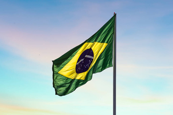  Bandiera brasiliana sventola nel vento con il cielo sullo sfondo. - Foto, immagini