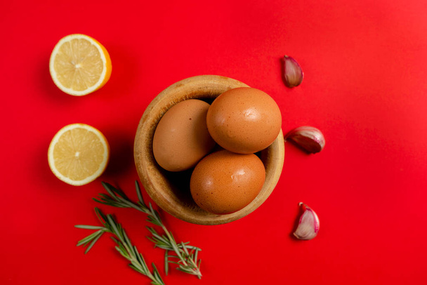 Vista superior de los huevos, limones e ingredientes de ajo necesarios para hacer la rica salsa casera alioli típica salsa española - Foto, Imagen