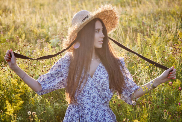 beautiful young girl with a straw hat in nature - Fotoğraf, Görsel