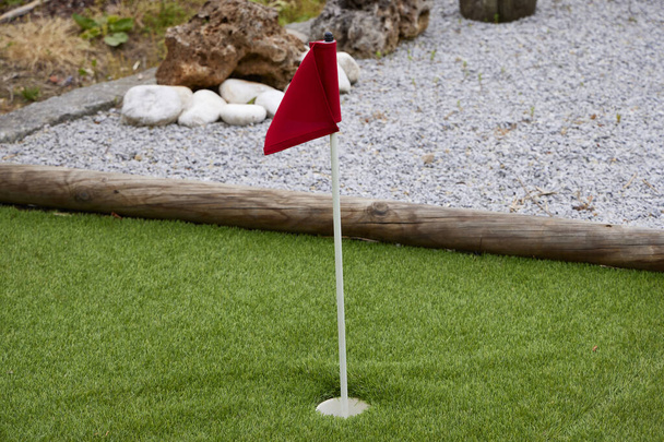 Mini golf. Agujeros y banderas de un pequeño juego de golf - Foto, Imagen