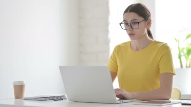 Elfoglalt nő Laptop használata az irodában - Felvétel, videó
