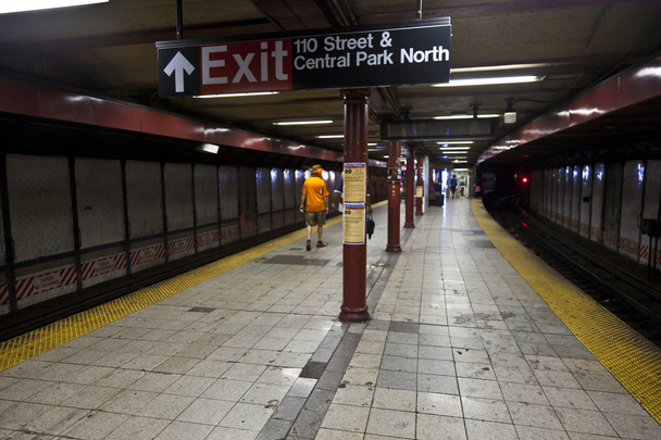 Le train arrive à la station de métro à New York
 - Photo, image