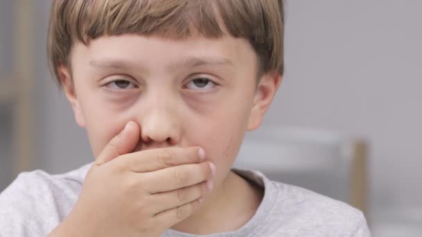 Ragazzo di 9 anni ha una forte tosse - Filmati, video