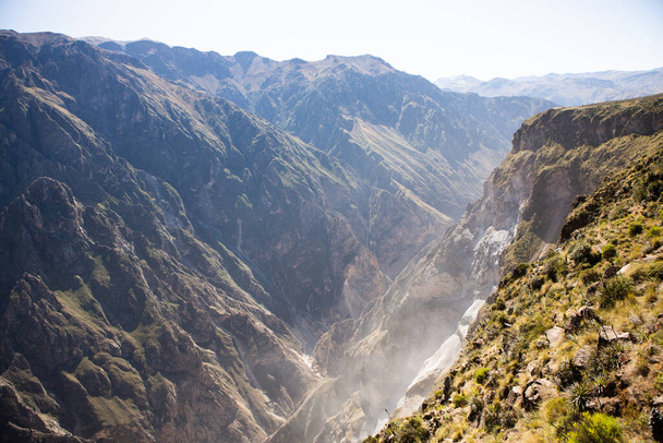 Blick auf den Colca Canyon in Peru. Es ist eine der tiefsten Schluchten der Welt. Schöne Natur in Lateinamerika. - Foto, Bild