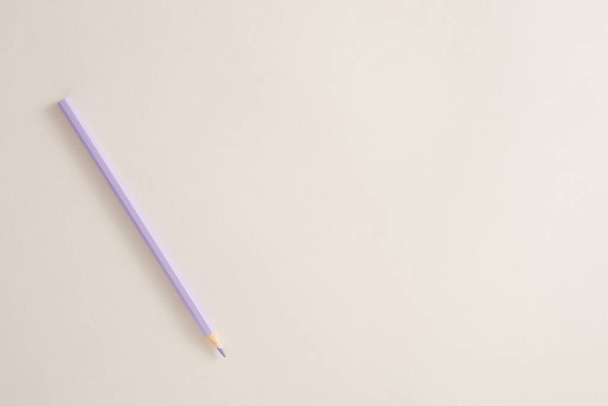Beyaz arkaplan ile izole edilmiş mor kalem. - Fotoğraf, Görsel