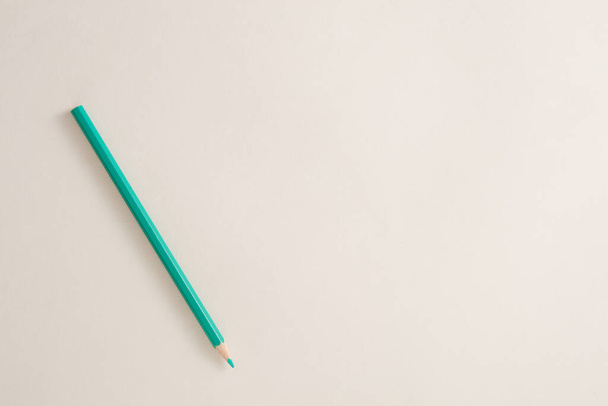 izolowany zielony ołówek z białym tłem. - Zdjęcie, obraz