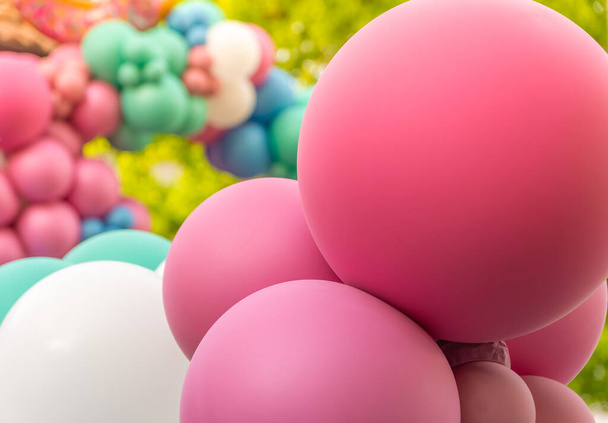 kleurrijke ballonnen op een outdoor party in selectieve focus - Foto, afbeelding