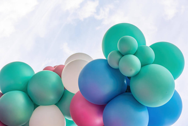 wspaniała dekoracja balonem z błękitnym niebem - Zdjęcie, obraz