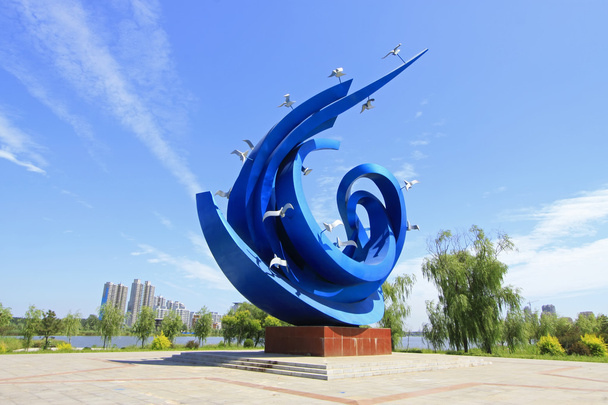 Blaue Skulptur im Quadrat  - Foto, Bild
