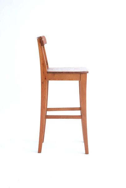 високий дерев'яний барний стілець ізольований на білому тлі
  - Фото, зображення