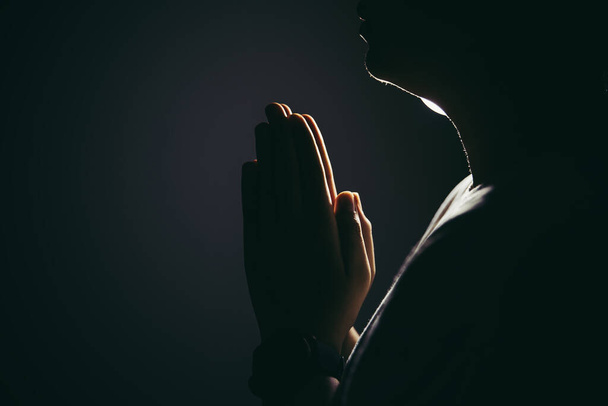 信仰、精神性と宗教のための教会の概念で祈りに折り畳まれた手、朝の聖書に祈る女性.  - 写真・画像