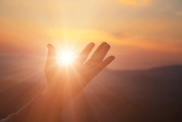 Mulher silhueta no fundo do pôr do sol. Mulher erguendo as mãos em adoração. Religião Cristã conceito fundo. - Foto, Imagem