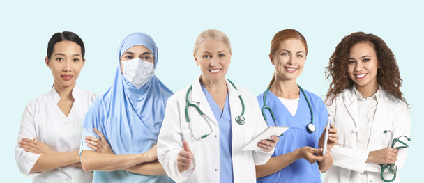 Verschiedene Ärztinnen auf hellblauem Hintergrund - Foto, Bild