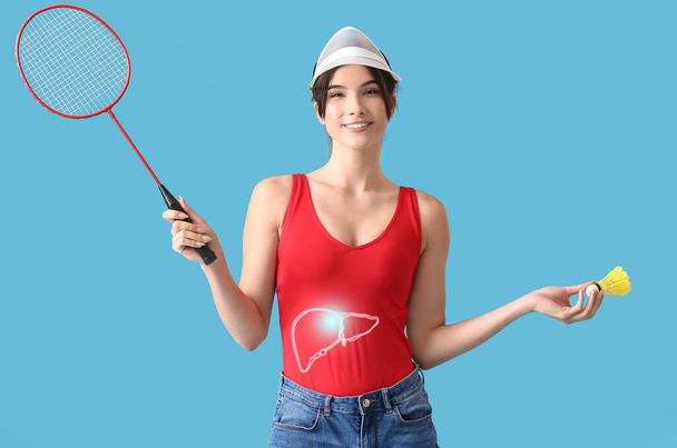 Mavi arka planda sağlıklı karaciğeri olan sportif bayan badminton oyuncusu - Fotoğraf, Görsel