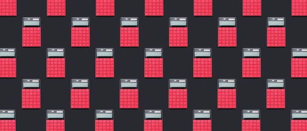 Πολλοί κόκκινοι υπολογιστές σε μαύρο φόντο. Μοτίβο σχεδίασης - Φωτογραφία, εικόνα