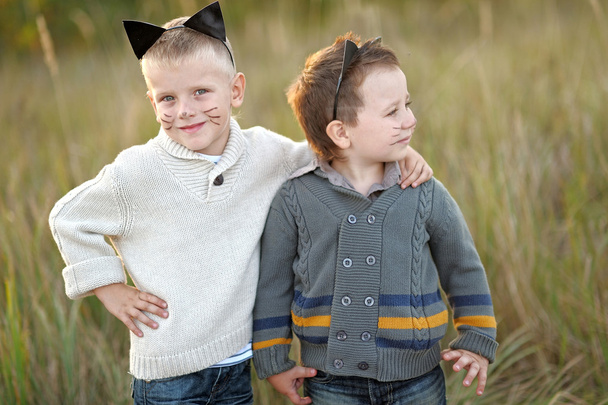 Portrait of two boys in the summer of friends - Φωτογραφία, εικόνα