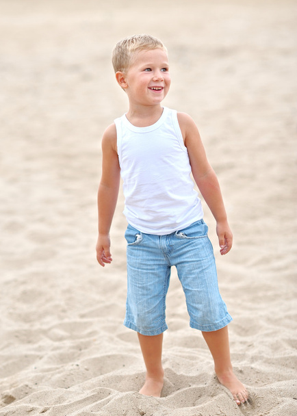 Portrait of boy on the beach in summer - Foto, Imagem
