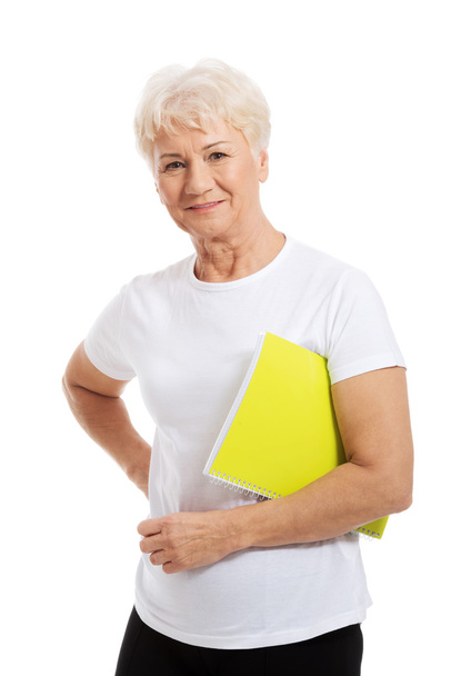 Senior woman holding a note - Фото, изображение