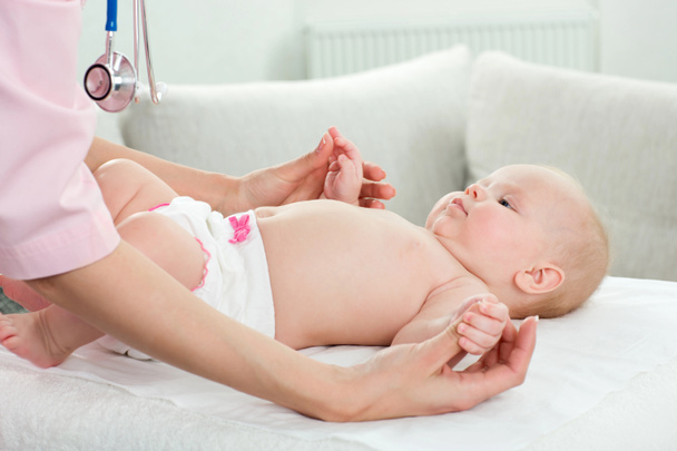 Kinderarzt untersucht Baby - Foto, Bild