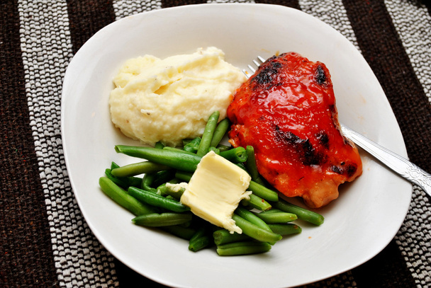 Υγιείς κοτόπουλο δείπνο με φρέσκα πιάτα πλευρά - Φωτογραφία, εικόνα