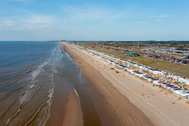 Vzduch z pláže v Zandvoort u Severního moře v Nizozemsku za krásného letního dne - Fotografie, Obrázek