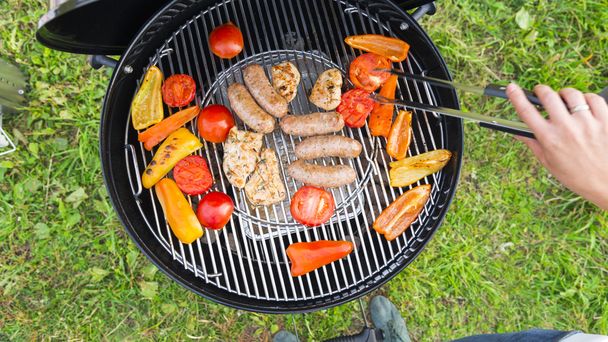 Enchidos, carne e verduras em uma grelha
 - Foto, Imagem