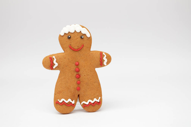 Gingerbread man christmas ginger cookie on white background. - Fotografie, Obrázek