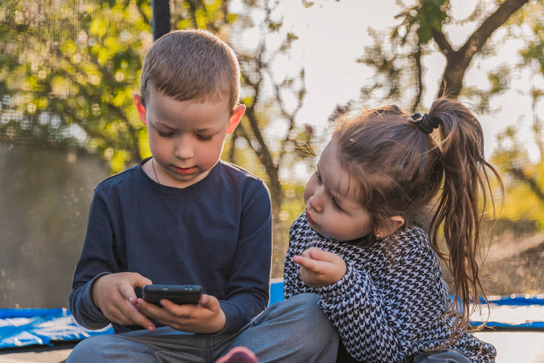 children look at the phone - Foto, Imagem