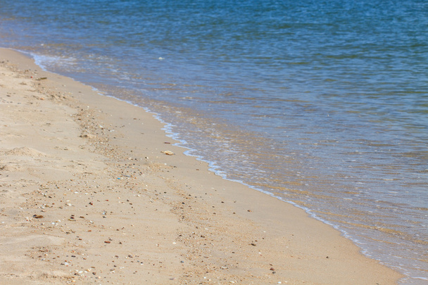 Pehmeä aalto hiekkarannalla
 - Valokuva, kuva