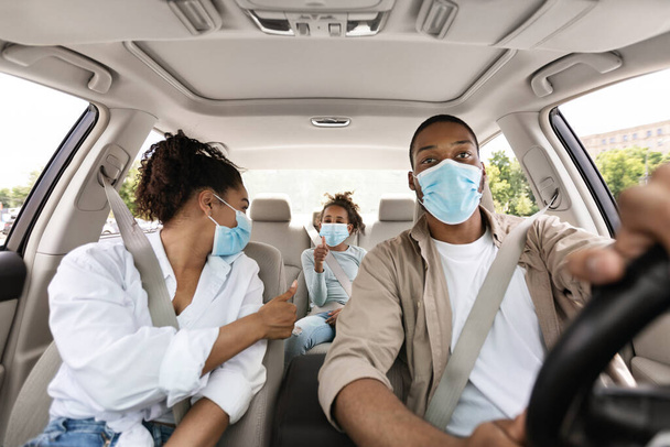 Black Family Riding Car Wearing Face Masks Gesturing Thumbs Up - Photo, Image