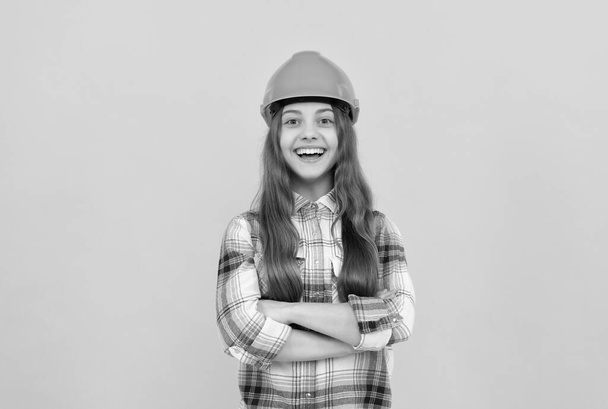 Güzel gülümseme. İnşaat ve inşaat konsepti. Mutlu çocuk işçisi şapka takıyor.. - Fotoğraf, Görsel
