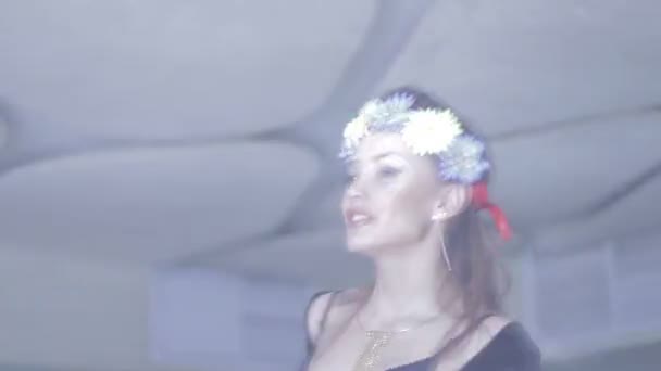 Girl moving at nightclub - Video, Çekim