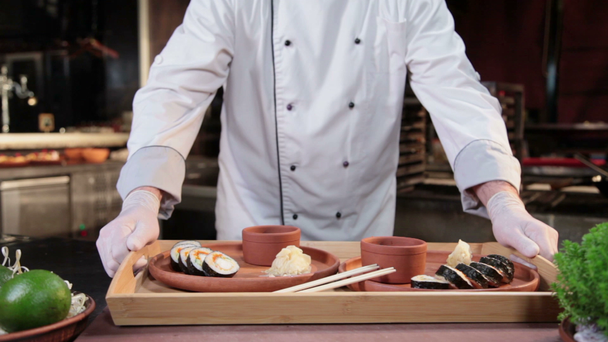 Cocinero presentando sushi
 - Metraje, vídeo