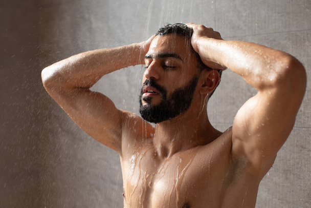 ハンサムな若いですアラビア語男性モデル取り熱いシャワー - 写真・画像