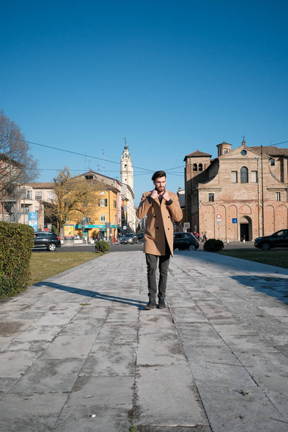 гарний італійський хлопчик ходить з пальто в історичному центрі Парми. Фотографія високої якості - Фото, зображення