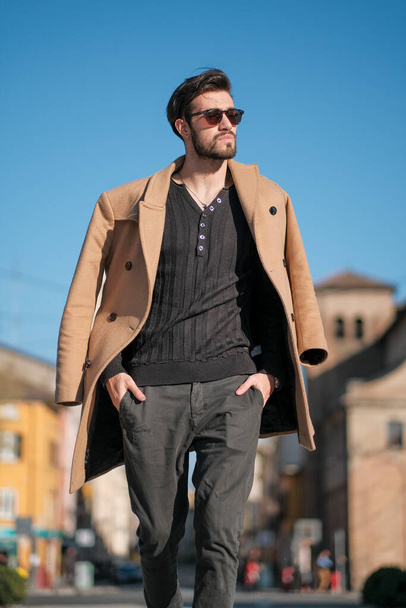 Όμορφος Ιταλός περπατάει με παλτό στο ιστορικό κέντρο της Πάρμας. Υψηλής ποιότητας φωτογραφία - Φωτογραφία, εικόνα