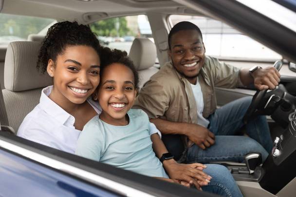 African American Family Of Three Driving Car Sitting In Automobile - Foto, Imagen