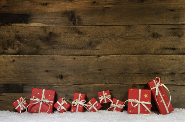 Fond rustique en bois avec des cadeaux de Noël rouges
. - Photo, image