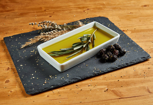Olive oil and black olives - Φωτογραφία, εικόνα