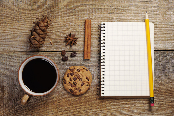 Notatnik i kawa z smaczne ciasteczka  - Zdjęcie, obraz