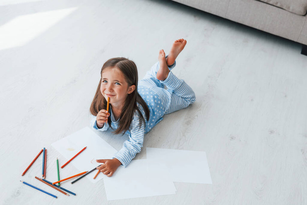 With pencils and paper. Creative cute little girl indoors at home alone. Child enjoying weekend. - Fotoğraf, Görsel