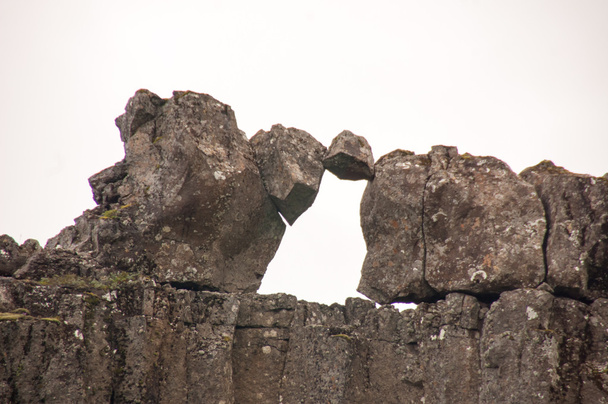 Pequeña roca suspendida en el vacío
 - Foto, imagen