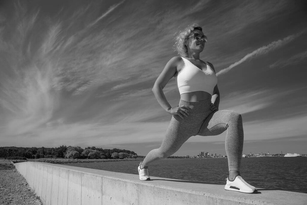 jovem menina de beleza fazer exercícios no verão pelo mar - Foto, Imagem