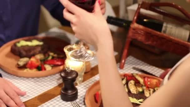 Een koppel dat romantisch dineert in restaurant - Video