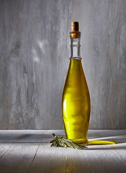 Produto de azeite virgem extra sobre mesa de madeira - Foto, Imagem