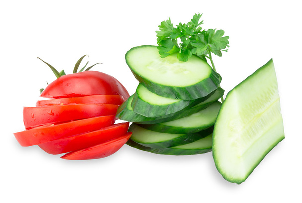 komkommer en tomaat segmenten geïsoleerd op wit - Foto, afbeelding