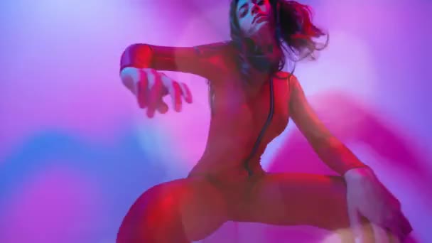 Female dancer posing against colourful background - Video
